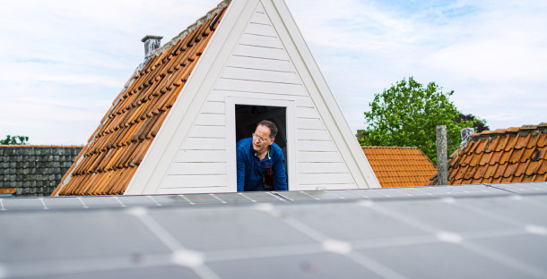 Header Man uit raam dak