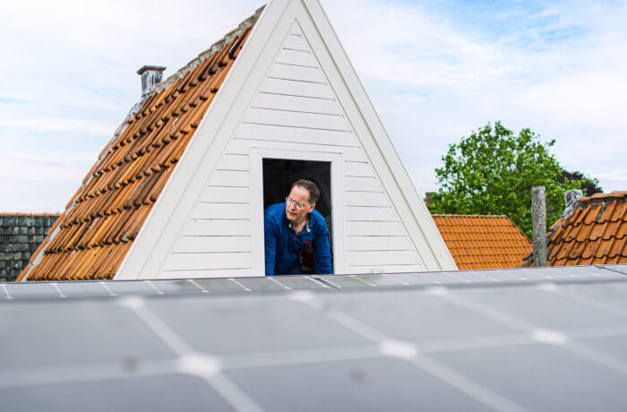 Header Man uit raam dak