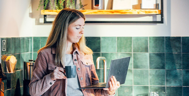 CTA Vrouw met laptop aanrecht