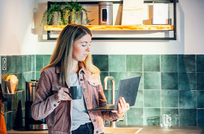 CTA Vrouw met laptop aanrecht