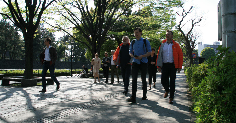 Tokio met links het ommuurde keizerlijk paleis